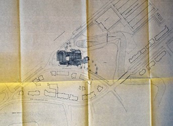 <p>Nieuwe situatie van de Buitensociëteit en de achtergelegen tuin, behorend bij de bouwaanvraag voor de nieuwe Hanzehof in 1975. Hierna is de oorspronkelijke scheiding tussen Slingerbos en tuin bij de Buitensociëteit verdwenen (RAZ). </p>
